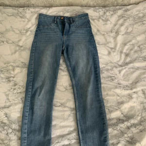 blå jeans från hm storlek S - Väldigt tunt material och sköna inte jätte höga i midjan. lite små för mig i längden och jag ör ungefär 166💕