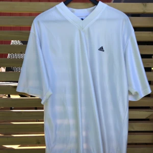 Träningströja från Adidas  - Tröja i glansigt träningsmaterial från Adidas. Står ingen storlek men gissar på XL -->, men beroende på hur en vill att den ska sitta passar den de flesta. snygg att ha som vanlig tröja! Frakt ingår! 🔥🔥