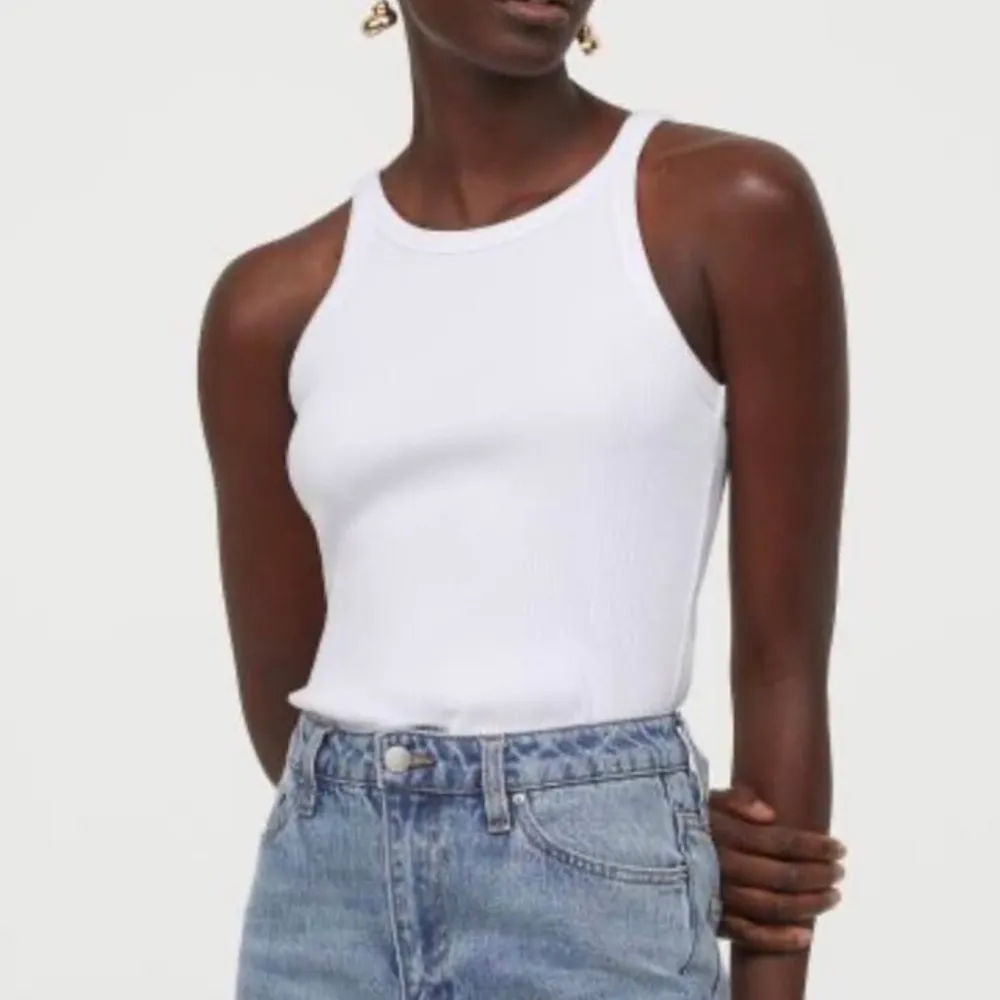 Like new, white ribbed tank top with a high neckline, bought recently and only worn a few times. No stains, it looks good with everything, it’s a must have! . Toppar.
