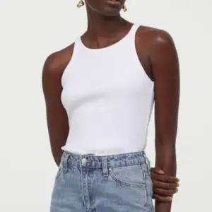 Like new, white ribbed tank top with a high neckline, bought recently and only worn a few times. No stains, it looks good with everything, it’s a must have! 