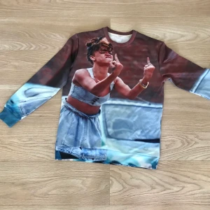 Rihanna tröja xl  - Rihanna tröja. Knappt använd. Storlek XL. Kan mötas upp i Stockholm eller så står köparen för frakten. 