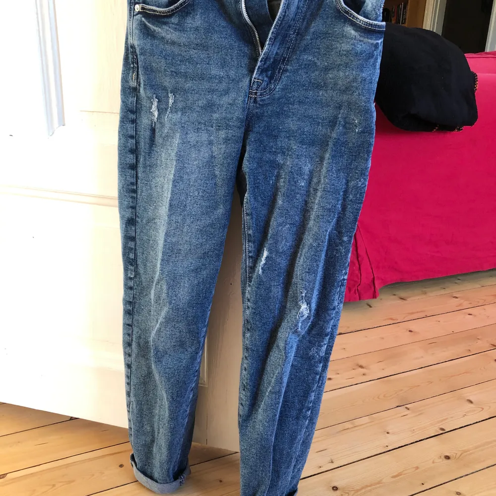 Säljer dessa superfina jeans från Stradivarius i storlek 36/small, på grund av att de var lite stora och inte satt lika fint på mig. Endast använda en gång! Köparen står för frakten. Jeans & Byxor.