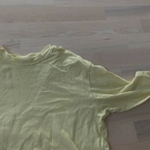 Gul hoodie  - Insåg nu att de inte syns men den har även en luva. Super söt och skön 