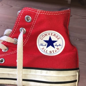 Röda converse  - Säljer dessa röda converse i såå bra skick. De är i storlek 37.5 men ganska stora i storleken alltså de skulle lätt passa 38/38.5 ovkså. 