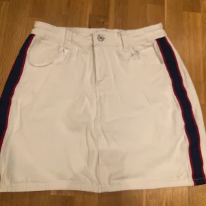 Vit kjol  - Säljer denna eftersom att den inte används. Har i stort sätt aldrig användt den. Det är franska storlekar så det står L men skulle säga den passar M. 