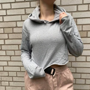 Croppad hoodie - Croppad hoodie. Frakt ingår. 