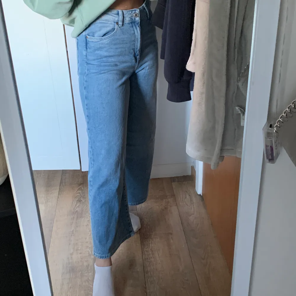 Ett par jeans ifrån H&M, storlek 38 men passar även mig som är en storlek 36, aldrig använd, jag är 160cm 😇 frakt ingår i priset 🥰. Jeans & Byxor.