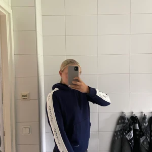 Huvtröja från Gant - Superfin marinblå huvtröja från gant, endast använd 2 gånger