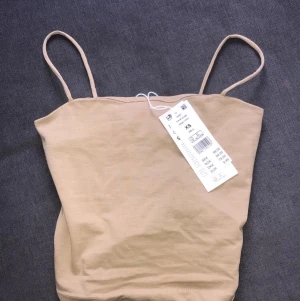 Beige top - Oandvänd Beige Top från Gina , Storlek XS 