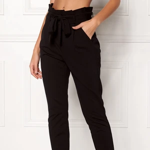 Paperbag pants, vero Moda  - Säljer dessa byxor från Vero Moda köpta från Zalando ett par månader sedan. Oanvända men utan prislapp. möts upp i Stockholm. Inget fel på byxorna dom används bara inte 😊 