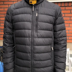 Jacka - Säljer min parajumperjacka, svart, bra skick. (Nypris 3799) 