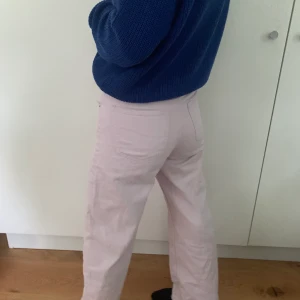 Jeans  - Raka ljus rosa jeans köpa från H&M i storlek 36, säljs för 425 + frakt. (Liten fläck på framsidan) 