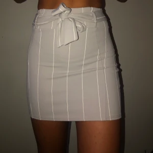 Kjol med knyte - Åtsittande men stretchiga kjol i stl S. Använd 1 endast 1 gång! Kan mötas i Göteborg den 10/9.