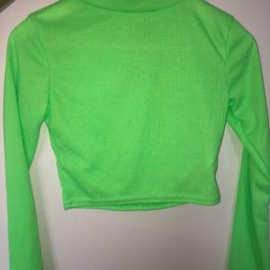 En limegrön tröja som aldrig har använts. Storlek 36. Frakten ingår i betalningen :) 