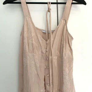 Linne från &otherstories - Super gulligt! Kan användas med eller utan snöret i midjan   