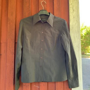 Superskön skjorta i stretchigt tyg - En superskön skjorta från Jaqueline de Young. Kan användas som en tunn ”jacka” eller knyt den i midjan eller som den är! Världens skönaste material! I storlek S. Säljer pågrund av förliten! Betalning sker via swish & kunden står för frakten✨✨✨