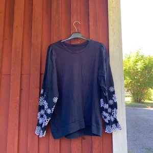 Tröja med fina broderade ärmar i storlek M - Jättefin & skön tröja från kappahl. Tyget som är över magen & ryggen är av sweatshirt tyg medans ärmarna är i ett tunt fint tyg med fina blom detaljer. Säljer pågrund av att jag aldrig använder den. Betalning sker via swish och kunden betalar frakten ✨✨✨