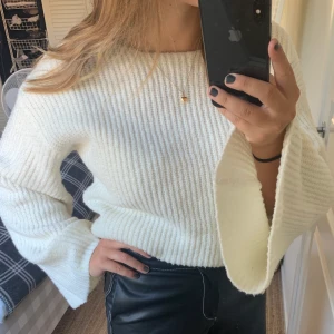 Stickad tröja - Superfin smuts vit stickad från NA-KD. Fin stickad med vida ärmar. Säljer pga använder aldrig. Strlk S. Ordinarie pris 499kr. Använd ca 2 ggr, i gott skick!