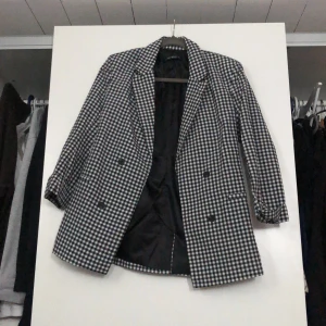 Superfin rutig jacka/ kavaj - Tunn rutig kavaj!                                                             Storlek M, dock lite liten i storleken!