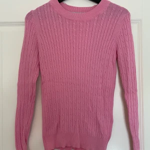 Rosa kabelstickad tröja (storlek.S) - Knappt använd tröja från Gina tricot. Storlek S.