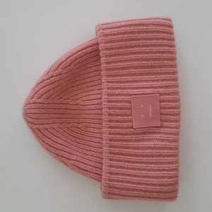 Rosa acne mössa - Så himla fin mössa ifrån Acne Studios, köptes förrförra året i vinter. Använd men ändå i väldigt bra skick. En liten fläck precis på märket men man ser det endast om man kollar nära💞💞 Köpt för 1200 kr på Acne butiken på NK i Stockholm.