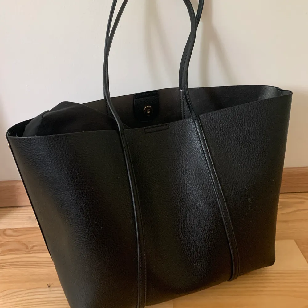 En svart handväska från zalando som använts men inte super mycket, den är väldigt rymlig och har en ’påse’ i som man kan sätta dit och ta av💕 skriv för frågor/bilder. Väskor.
