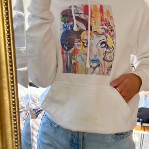 Hoodie  - Säljer min snygga hoodie från the cool elephant. Köptes för 600kr💓 buda i kommentarsfältet ledande bud: 300kr🥰 budgivningen avslutas 2/9 kl20:00💫. (köparen står för frakt)