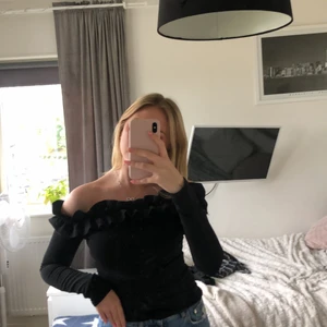 Svart volang topp - Knappt använda tröja från Nelly, snygg passform 