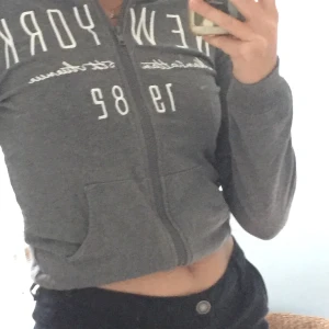 En snygg kofta - En snygg zip-huddie från Lindex i storlek 146/152.