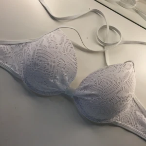 Bikini - •Super fin bikiniöverdel, aldrig använd!✨                      •Den har lite push up och man knyter den runt halsen, 