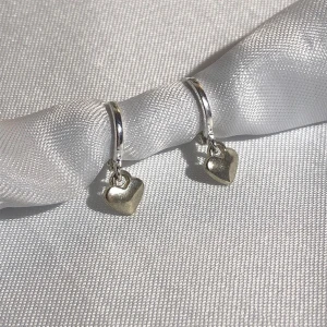 Örhängen  - Hjärtörhängen 💗  Pris: 49 kr  Frakt: 15 kr  Kontakta mig vid frågor eller köp! 🥰