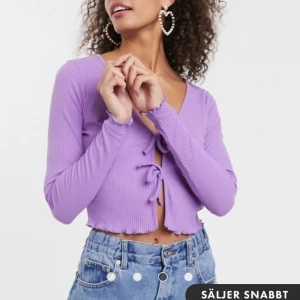 Trendig topp - Riktigt snygg cardigan med två knyten! Väldigt sparsamt använd men finns en liten reva på armen som syns på sista bilden. 