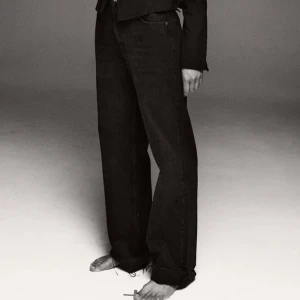 Straight leg jeans - Svarta straight leg jeans från zara som är slutsålda. i fint skick, använda några gånger bara. Det är raw cut vilket innebär att man ska klippa de för sin egna längd och innerbenslängden på dessa är 76cm. Skriv privat för fler bilder ❤️ leveransen är spårbar