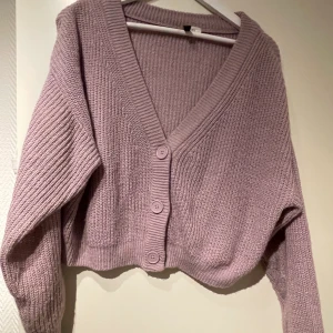 Ljuslila kofta - Så snygg kort kofta från hm i en ljuslila färg. Sticks inte och är i bra skick. Frakt 40 kr