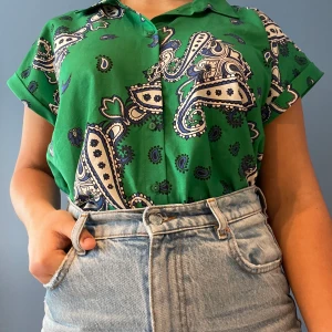 Zara blus strl M - Fin grön blus med mönster från Zara. Den är i storlek M och den sitter ganska oversized på mig som brukar ha S/ M så skulle säga att den passar XS-L beroende på hur man vill att passformen ska vara.                           Den är i väldigt fint skick då den bara är använd några få gånger- Verkligen fin och jag gillar verkligen det speciella mönstret på den.                                                  Det är bara att skriva till mig om du har några frågor💕100 kr+frakt