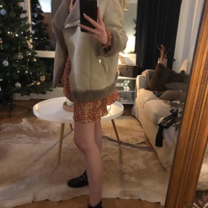 Jacka, H&M - Varm och snygg jacka nu till vintern! Den är ullig på insidan så riktigt gosig och varm 🥰 Den är i strl XS men väldigt oversize så passar strl enda upp till L skulle jag säga ⚡️ Sååå snygg men har för många liknande 😩 Ordinarie pris är 800 och jackan är knappt använd så superbra skick!