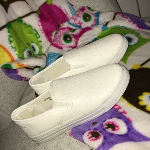 NLY shoes - Säljer mina skor från Nelly.com då dom inte kommer till användning utan bara står då dom va lite för små, inköpta i somras & är endast provade på. Köpta för 199kr, kan tänka mig 80kr för dom + frakt.   Dom är alltså i nyskick! Jättegulliga sommarskor.