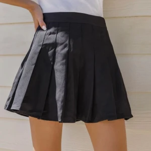 Kjol - Preppykjol från Shein. Tyvärr lite kort på mig (är 175cm). Helt ny och oanvänd. Storlek M. Köpt för 160kr, säljs för 100kr + frakt