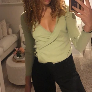 Tröja från monki! - Så fin pastellgrön tröja från monki med omlott. Storlek s. Frakten ingår i priset!!