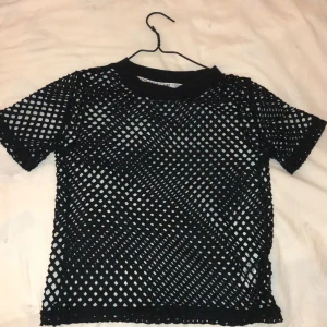fishnet topp - super snygg fishnet topp köpt från carlings som inte har kommit till så mycket användning! 50kr (+33kr frakt) kontakta mig vid ev. frågor/fler bilder 🥰