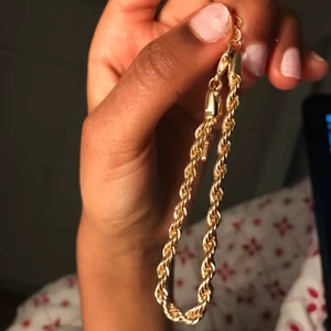 Guld armband - Guld armband i skruvad modell. Frakt betalas av köparn😊