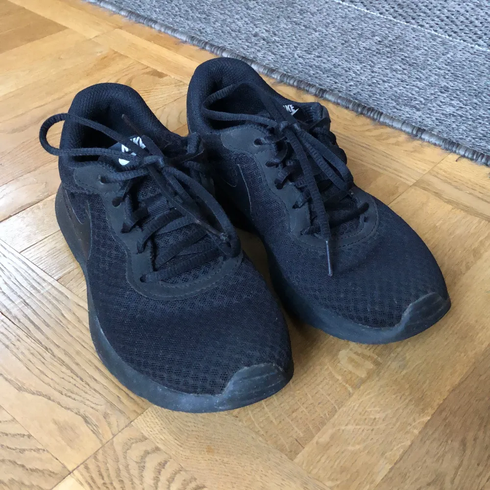 Svarta skor från Nike i bra skick. Köpta för 749kr. Köpare står för frakt. Skor.