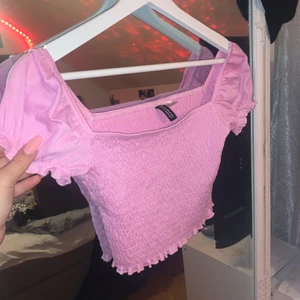 Rosa topp  - Köpte i somras ifrån H&m använt 1 gång, inga fel på den💕