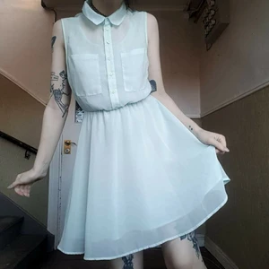 🦋 Pastellblå Klänning 🦋 - Supergullig pastellblå klänning!✨ knapparna är äkta om man kan knäppa upp dom och ha den öppen om man vill hihi fickorna på framsidan är också äkta! Storlek 38 70kr