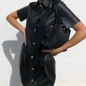 Fake skinn klänning - Endast använd en gång för att ta bilder. Som ny.