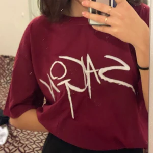 Helt Ny vinröd t shirt  - Helt oanvänd vinröd t shirt som är oversized. Säljes pga: kommer inte till användning. Frakt tillkommer🦋✨