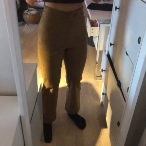 Byxor  - säljer ett par ljus bruna fina mockaliknande byxor i storlek xs/s