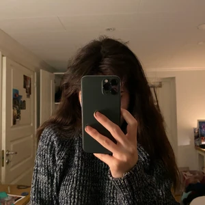 svart/grå tjocktröja  - svart/grå stickad tjocktröja. bra skick och väldigt bekväm! storlek L men skulle säga att den är mer XS/S/M beroende på hur man vill att den ska sitta. (finns i flera färger)