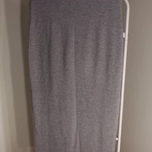 Grå längre kjol med slits från H&M  - Grå (finns i Svart) längre kjol med slits på båda sidorna från H&M fint skick! storlek: S (Dam) Start pris: 20kr, Skriv buden till mig privat eller kommentera på bilden! Buda med minst 5kr varje gång ✨(Alla bud är välkomna) Köpare står för frakten (Du bestämmer vilket paket så länge det uppfyller vikt och storleks kraven)