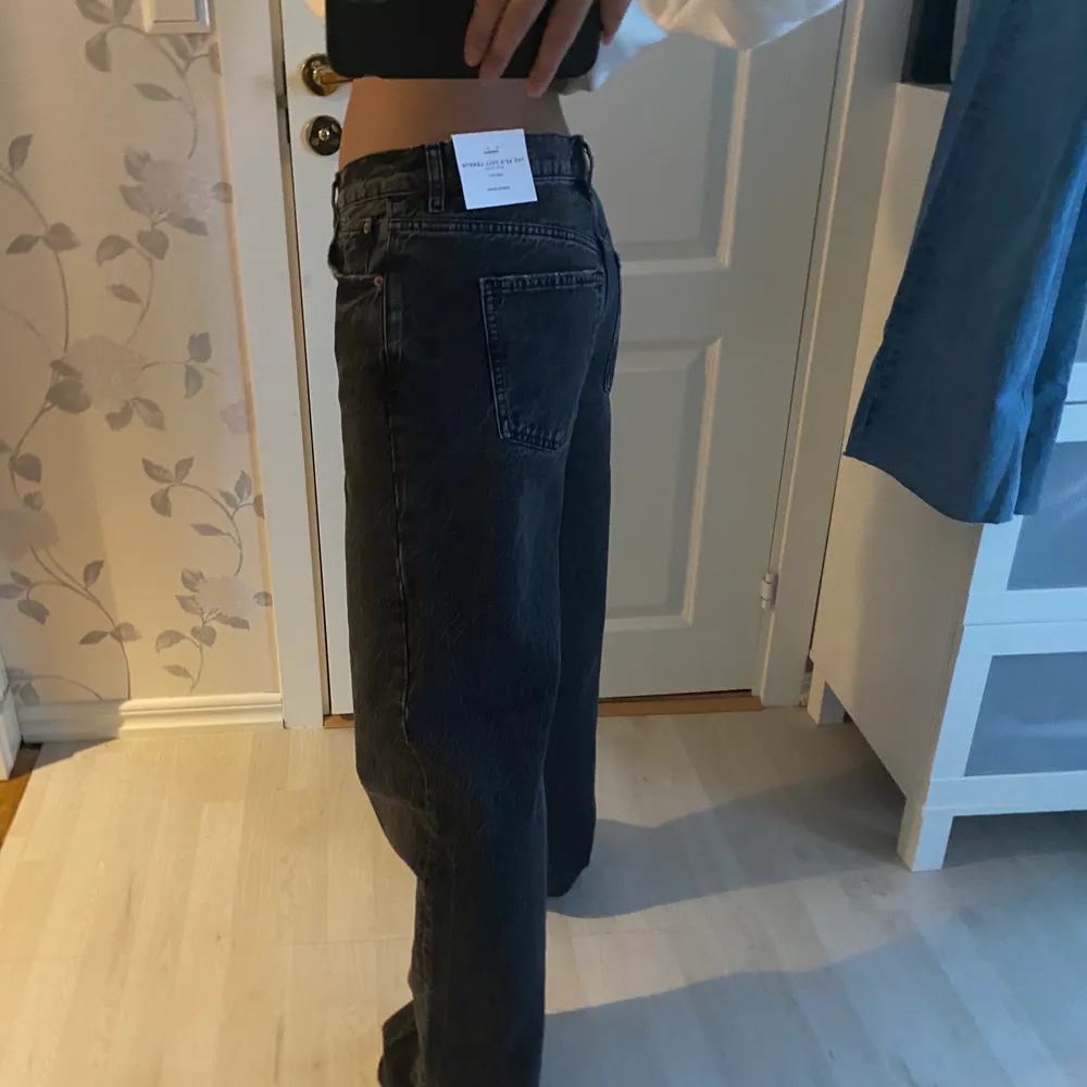 Helt nya jeans från zara, som tyvärr var för stora för mig, säljer för 150kr + frakt 🤍 (har klippt dom lite så dom ska passa mig som är 170ish, dom är inte klippta på bilderna). Jeans & Byxor.